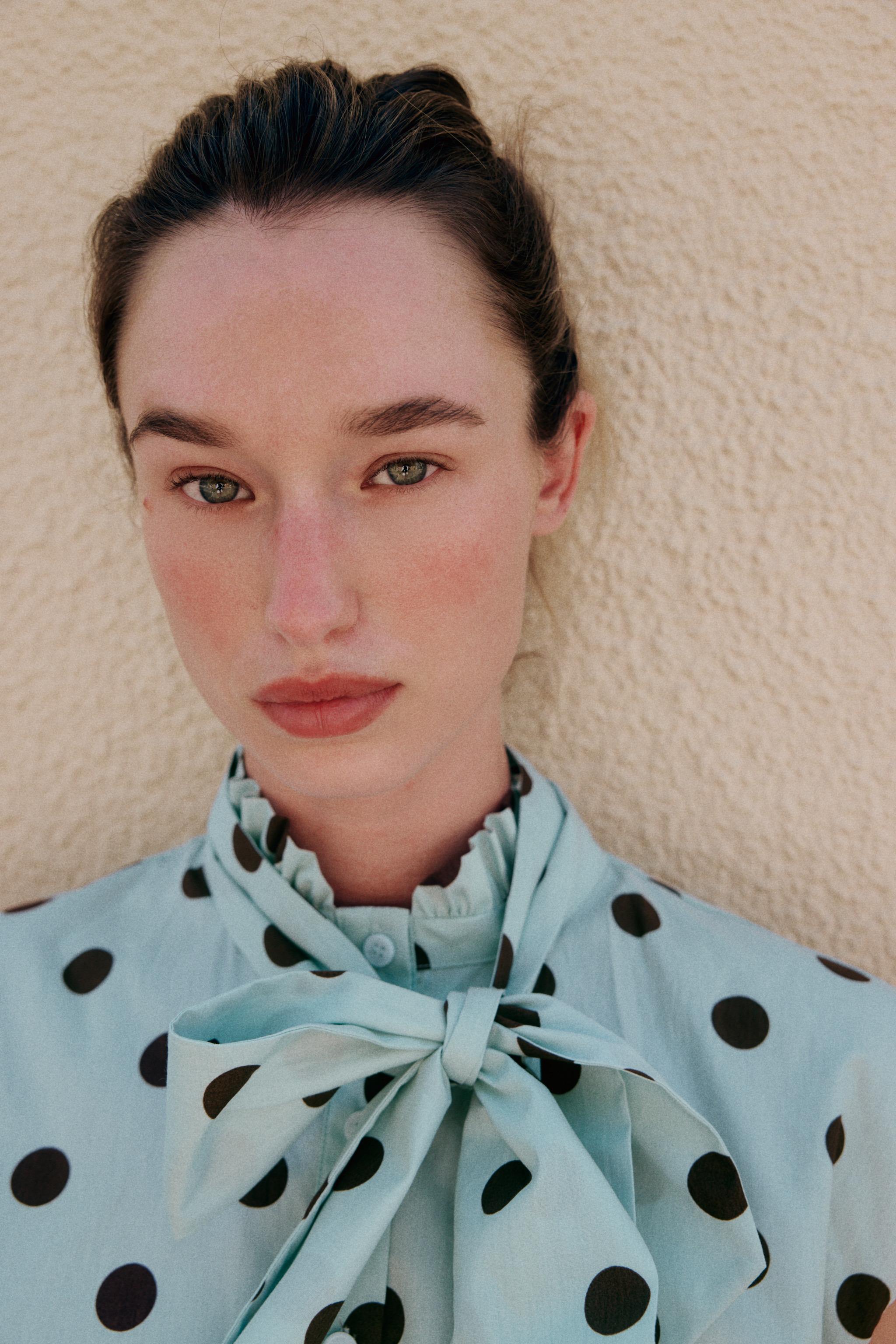 CHEMISE À POIS AVEC NŒUD ET SANS MANCHES